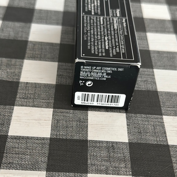 MAC Cosmetics NC12 Studio Fix Fluid SPF 15 Foundation - Picture 9 of 9